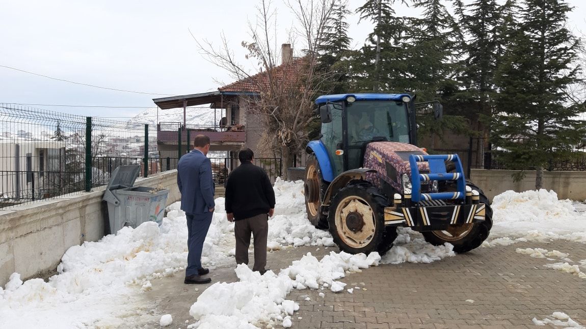 Okul Bahçesinde Kar Temizliği