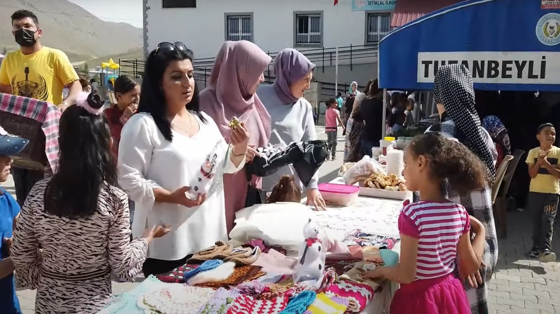 Okul Yararına Kermes Düzelendik.